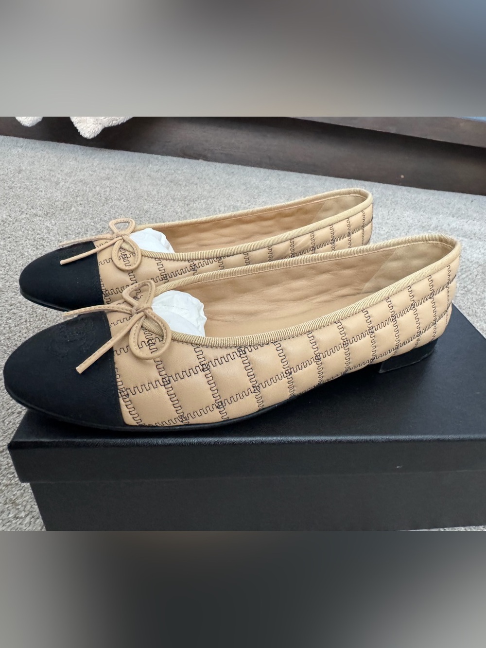 CHANEL Beige and Black Quilted Cap-Toe Leather Ballet Flats Sz 40 - Picture 12 of 16